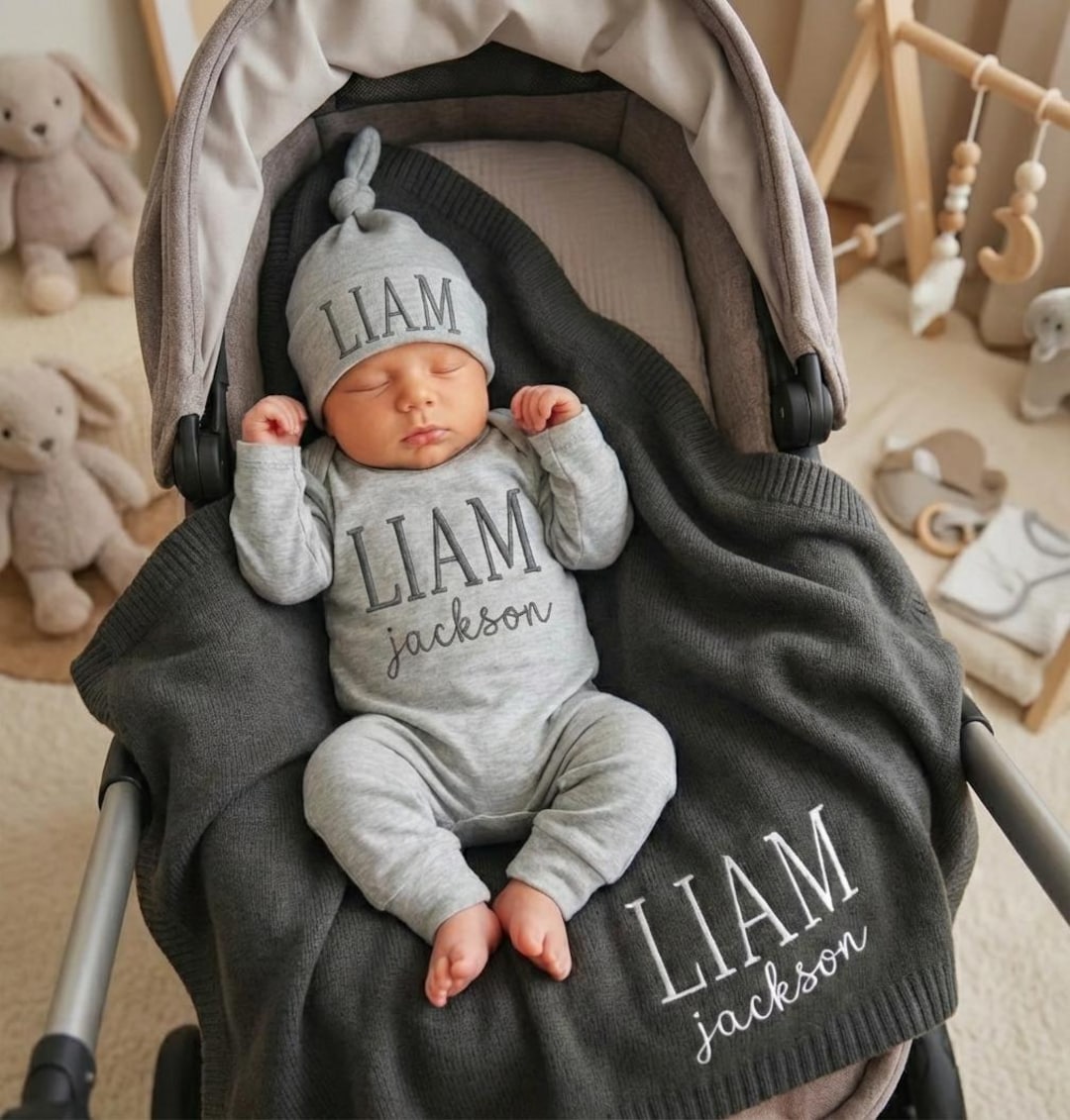 Besticktes Baby-Outfit-Set mit Namen, Decke, personalisiertem Strampler und Mütze, Neugeborenen-Geschenk, Coming-Home-Set, Babyparty-Erinnerung