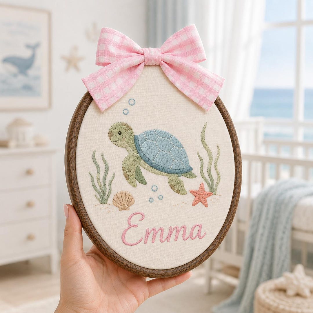 Personalisiertes Schild mit Schildkröten-Babynamen, Ozean-Kinderzimmer-Deko, individuell bestickte Hoop Art, Geschenk für Babyzimmer im maritimen Stil